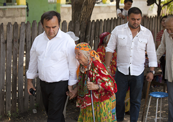 Le Père Patrick Desbois, Président de Yahad – In Unum, avec Leana survivante rom du village de Căzănești